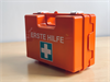 Dieses Foto zeigt einen orangen Erste Hilfekoffer.